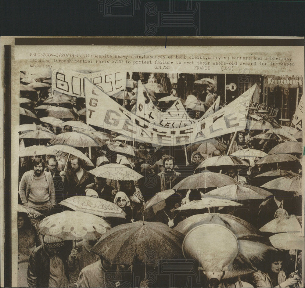 1974 Press Photo Bank Clerk Protest/Paris France - Historic Images