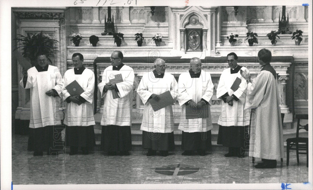 1938 Press Photo Basilica Colfax Priests Honors - Historic Images