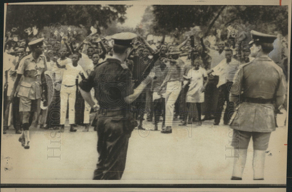 1972 Press Photo Riots Demonstrators Rhodesia Africa - Historic Images