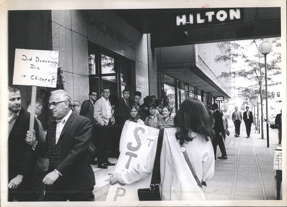 1968 Press Photo Protesters At The Hilton Hotel - Historic Images