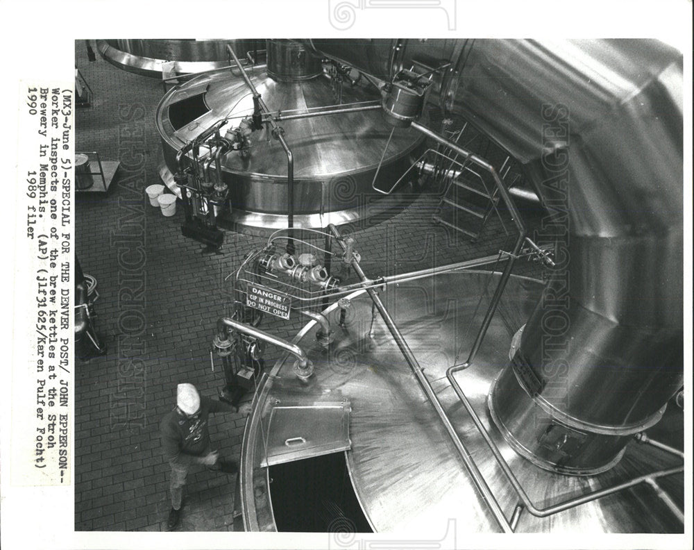 1989 Press Photo Worker Inspects Brew Kettles Stroh - Historic Images