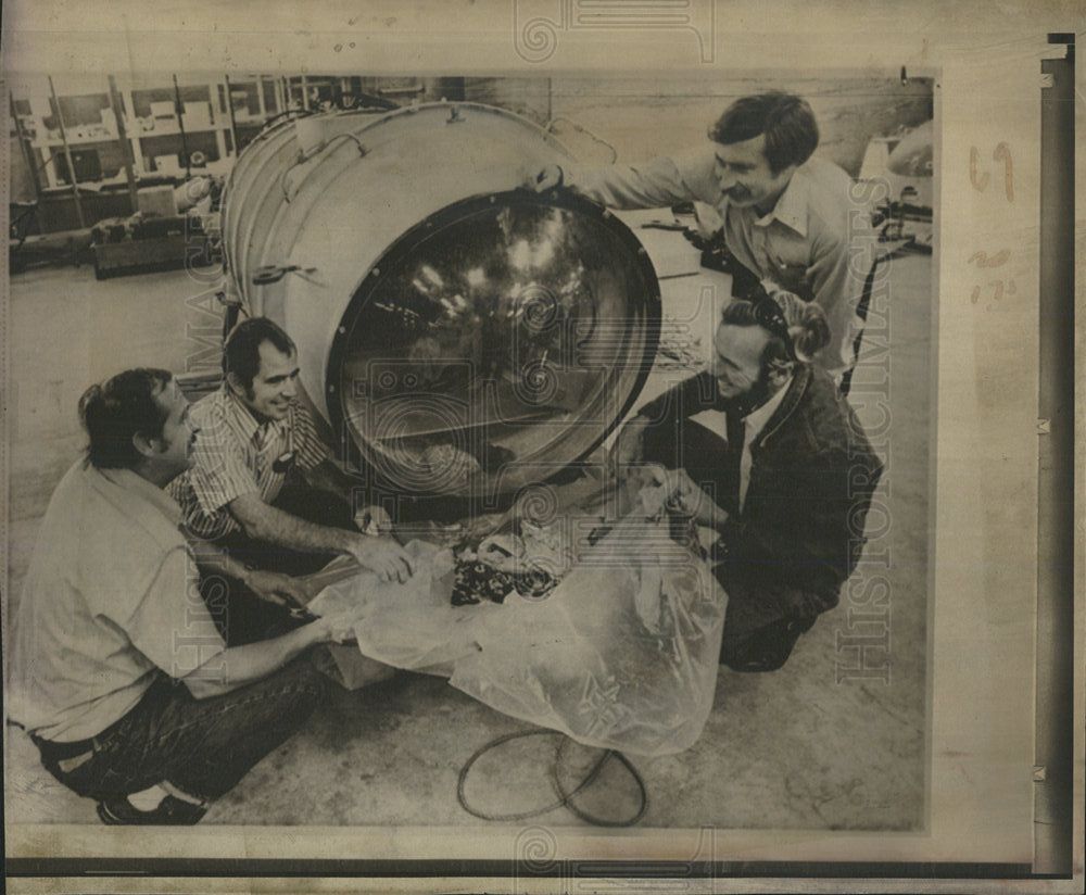 1974 A Crew Unpacks A Min-Sub - Historic Images