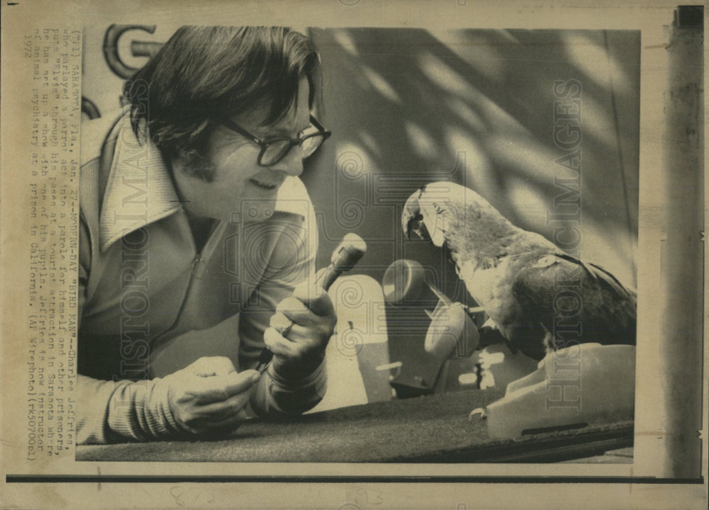 1972 Press Photo Modern Day Bird Man Prisoner - Historic Images