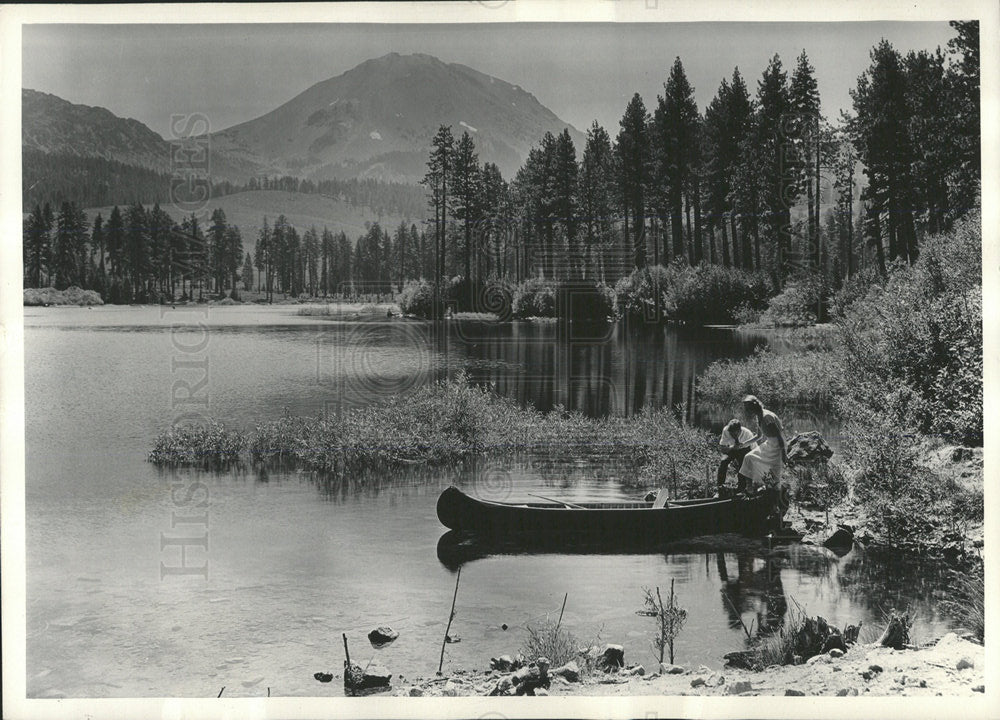 Press PhotoManzanita Lake Mount Lassen California boat - Historic Images