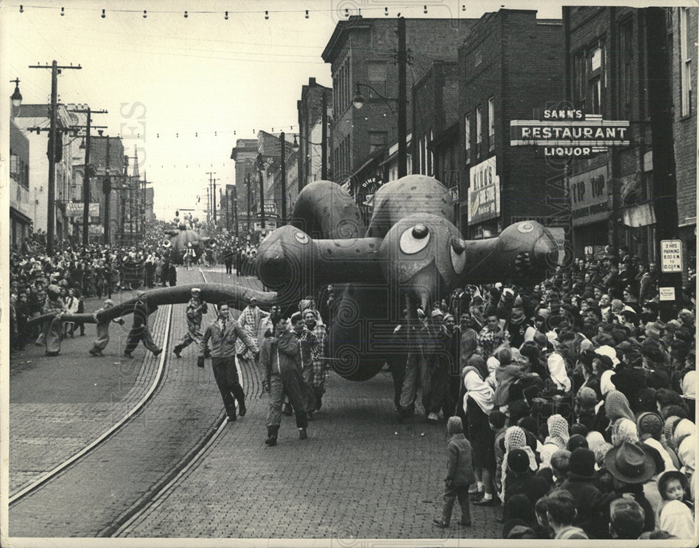 1947 Press Photo Denver University Parade - Historic Images