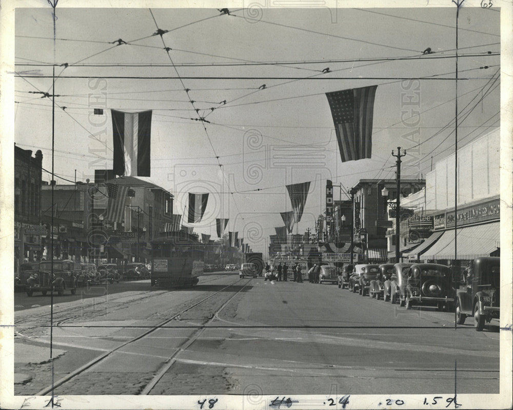 1942 Press Photo South Broadway Irvington place Flags - Historic Images