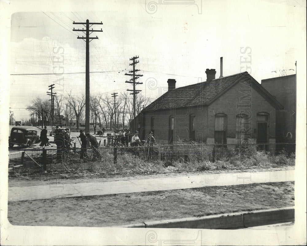 1938 Press Photo Landlords painting homes bounty fence - Historic Images