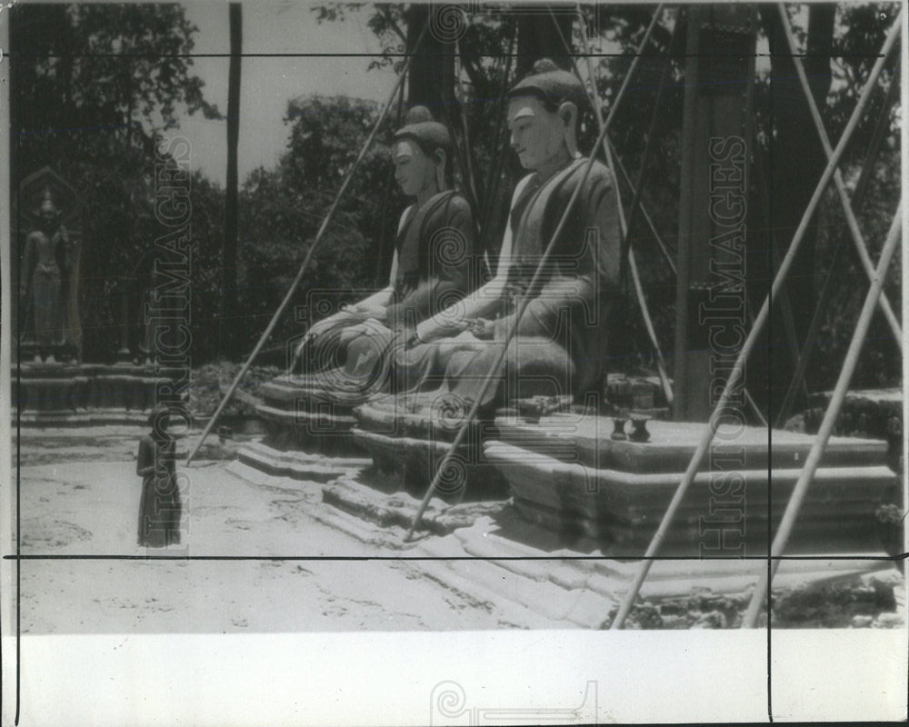 1952 Press Photo Worshiper Burma Damaged Earthquake - Historic Images