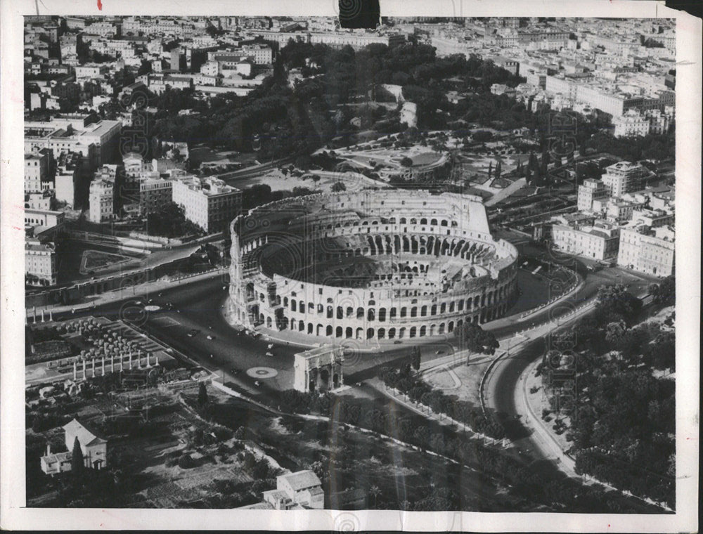 1954 Press Photo Yanks massive Colosseum Rom tourists - Historic Images