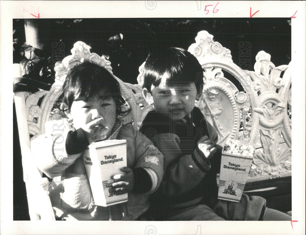 1988 Press Photo Children Tokyo Disneyland Japan - Historic Images