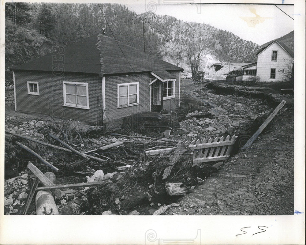 1969 Press Photo House On Edge Gouged Stream Jamestown - Historic Images