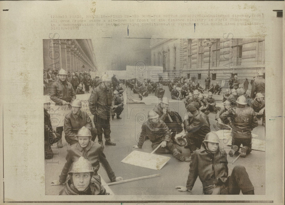 1971 Press Photo France Firemen Staging Sit Down - Historic Images