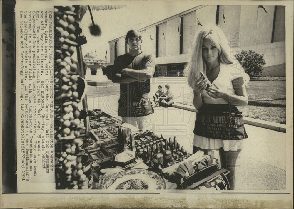 1971 Press Photo Washington Lydia Brown Mall Customers - Historic Images