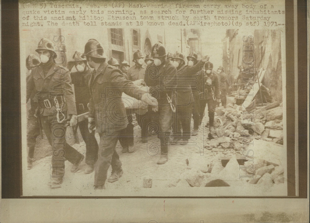 1971 Press Photo Mask Wearing firemen Quake victim - Historic Images