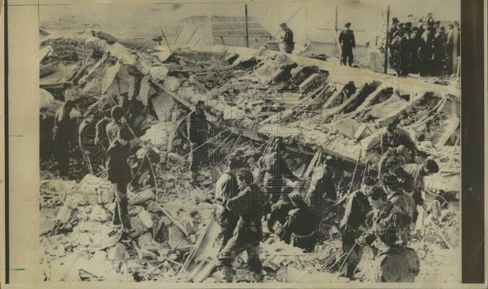 1976 Press Photo Rescue worker earthquake building sift - Historic Images