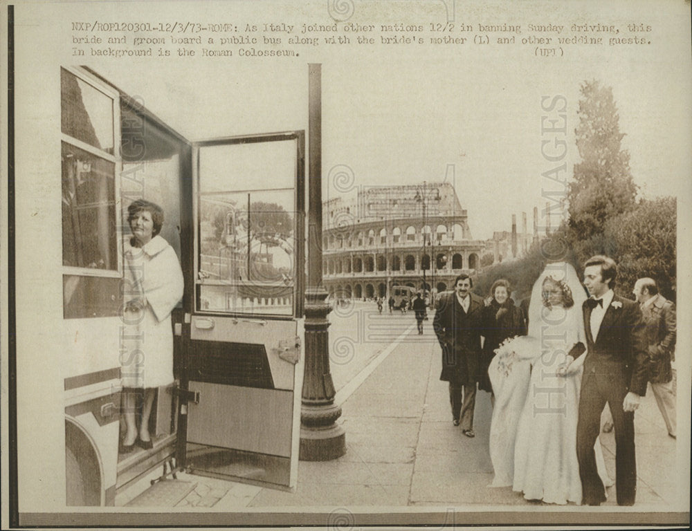 1973 Press Photo Bride &amp; Groom Public Bus Rome Italy - Historic Images