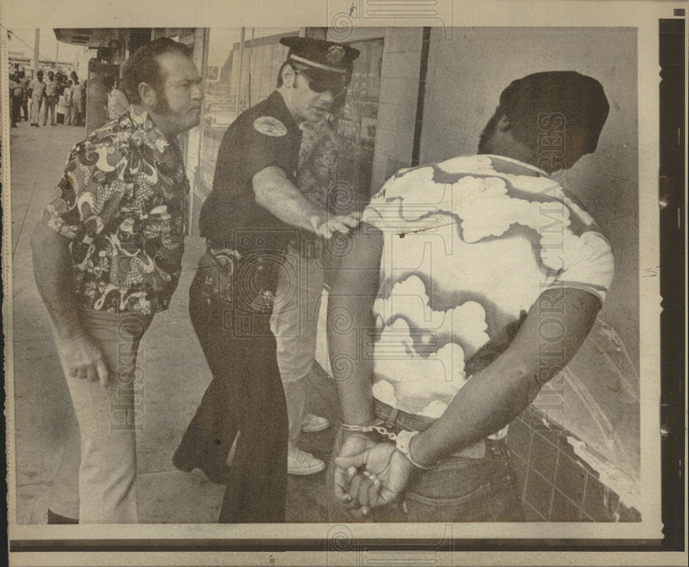 1975 Press Photo Robbery Suspect Arrested Miami - Historic Images