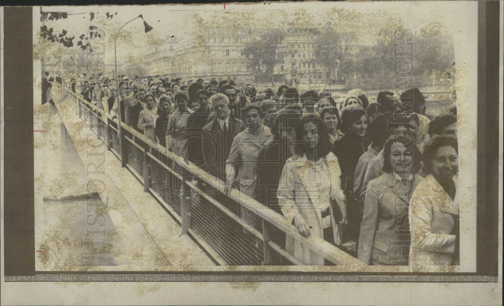 1969 Press Photo Metro Workers On Strike Paris Walking - Historic Images