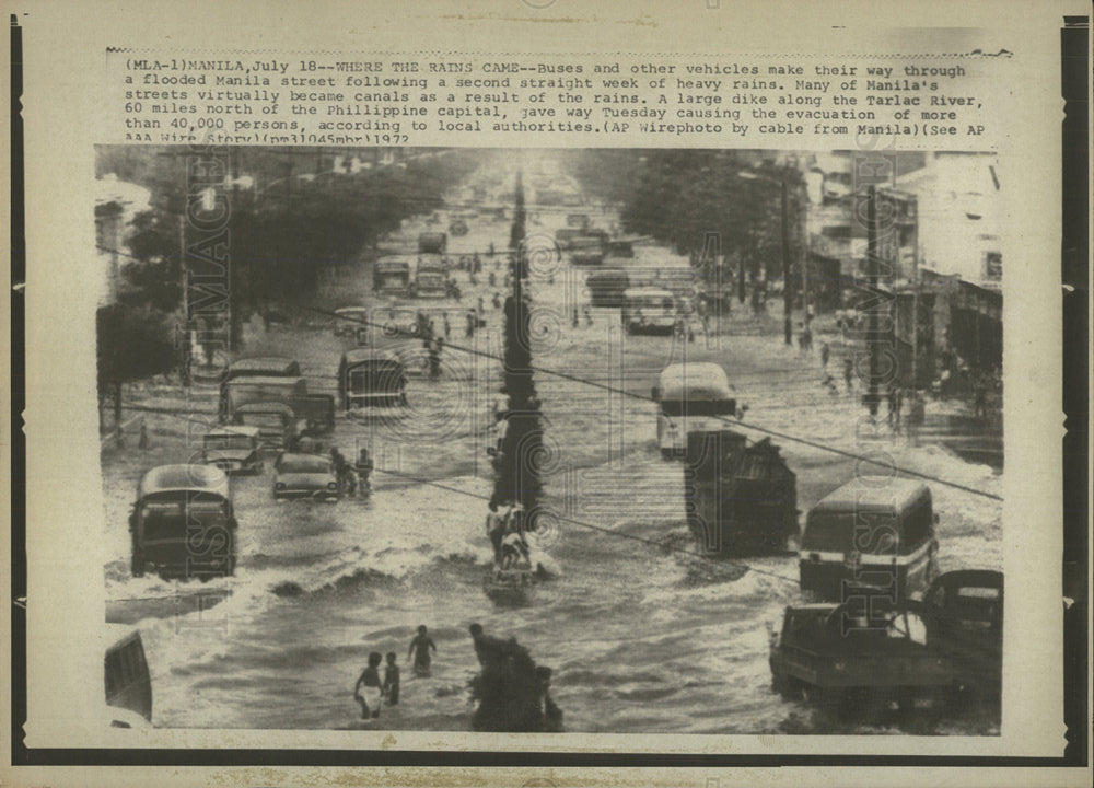 1973 Press Photo Buse Vehicle Flood Manila Street Rain - Historic Images