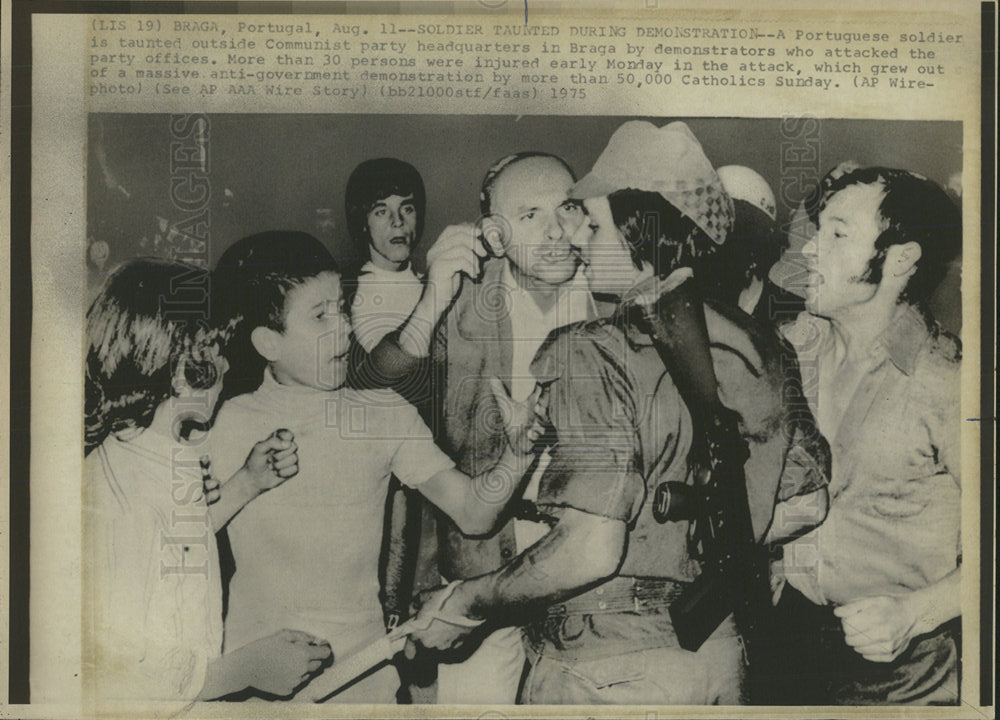 1975 Press Photo Soldier Taunted During Demonstration. - Historic Images