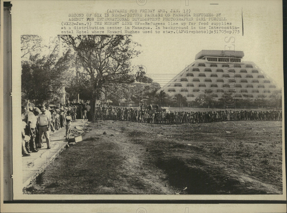 1973 Press Photo Refugees line up for food in Managua. - Historic Images