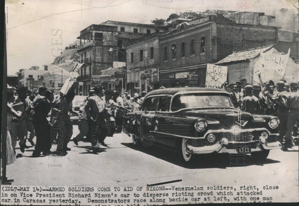 1958 Press Photo Venezula Soldier Richard Nixon Caracas - Historic Images