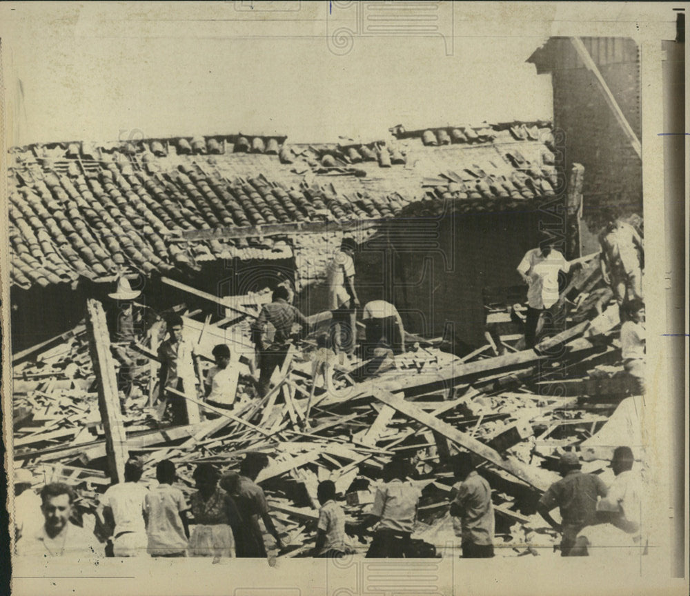 1972 Press Photo Earthquake worker Managua Building - Historic Images