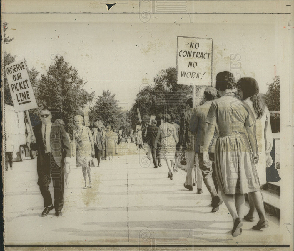 1967 Press Photo Dearborn contract disputes pickets - Historic Images