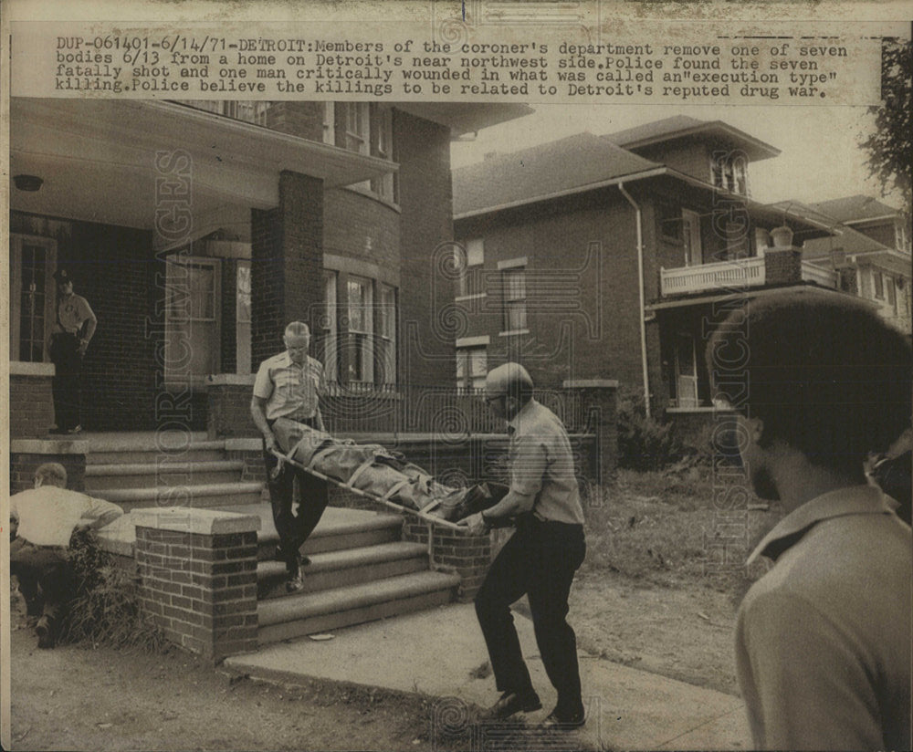 1971 Press Photo Members Detroit department coroner - Historic Images