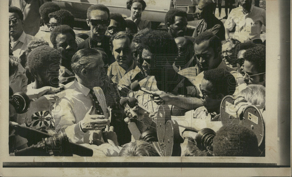 1970 Press Photo Rev Jesse Jackson Romney talks crowd - Historic Images