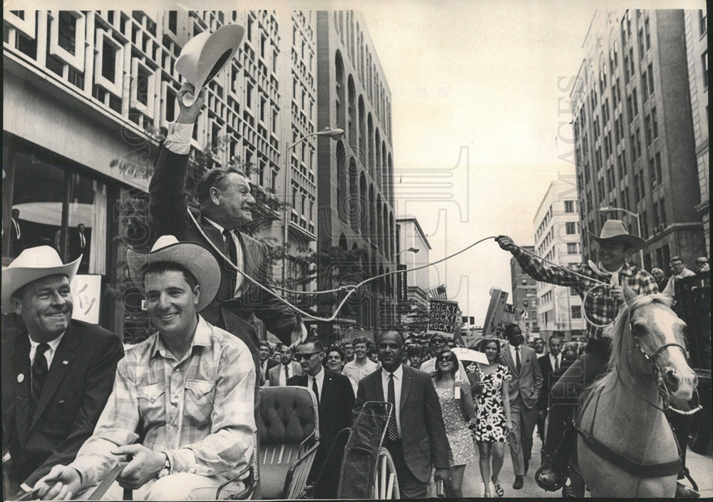 1968 Press Photo Nelson Rockefeller Lariat Denver Crowd - Historic Images