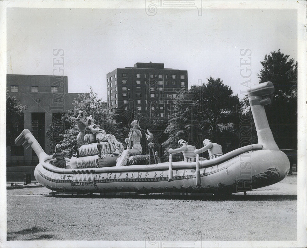 1970 Press Photo Cleopatra Barge Balloon Yule Parade - Historic Images