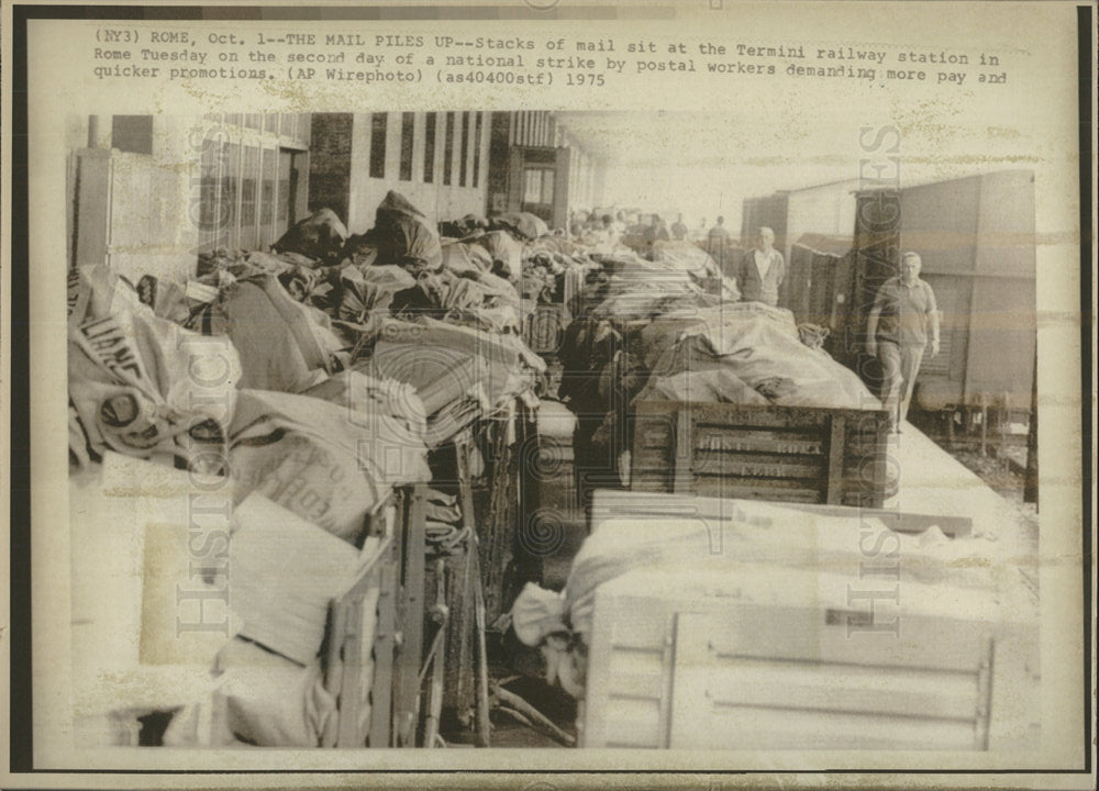 1975 Press Photo Rome Termini railway Stacks mail Work - Historic Images