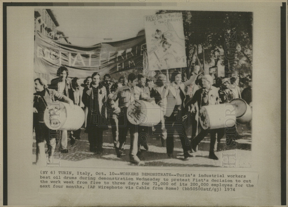 1974 Press Photo Workers Demonstrate industrial drums - Historic Images