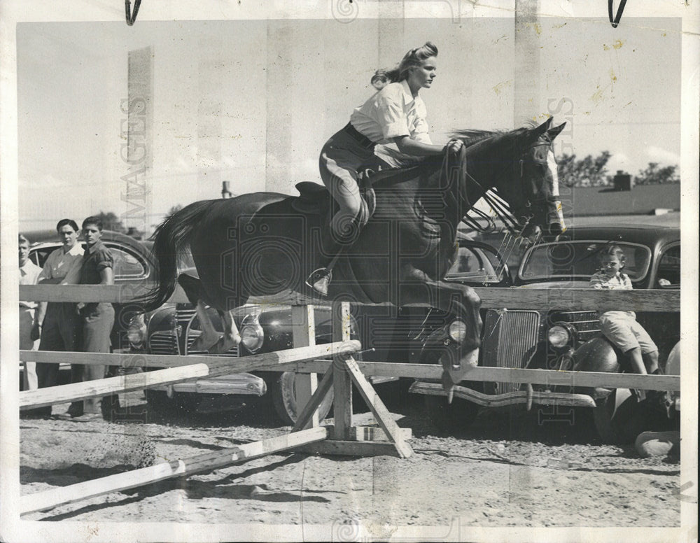 1947 Press Photo Ann Randell Sunnybrook Denver Hurdle - RRX95015 - Historic Images