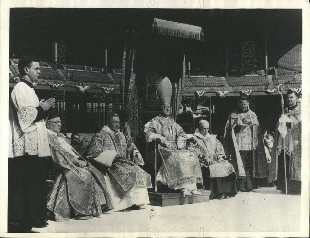 Press Photo Robes Glistening Eucharistic Midwest Mass - Historic Images