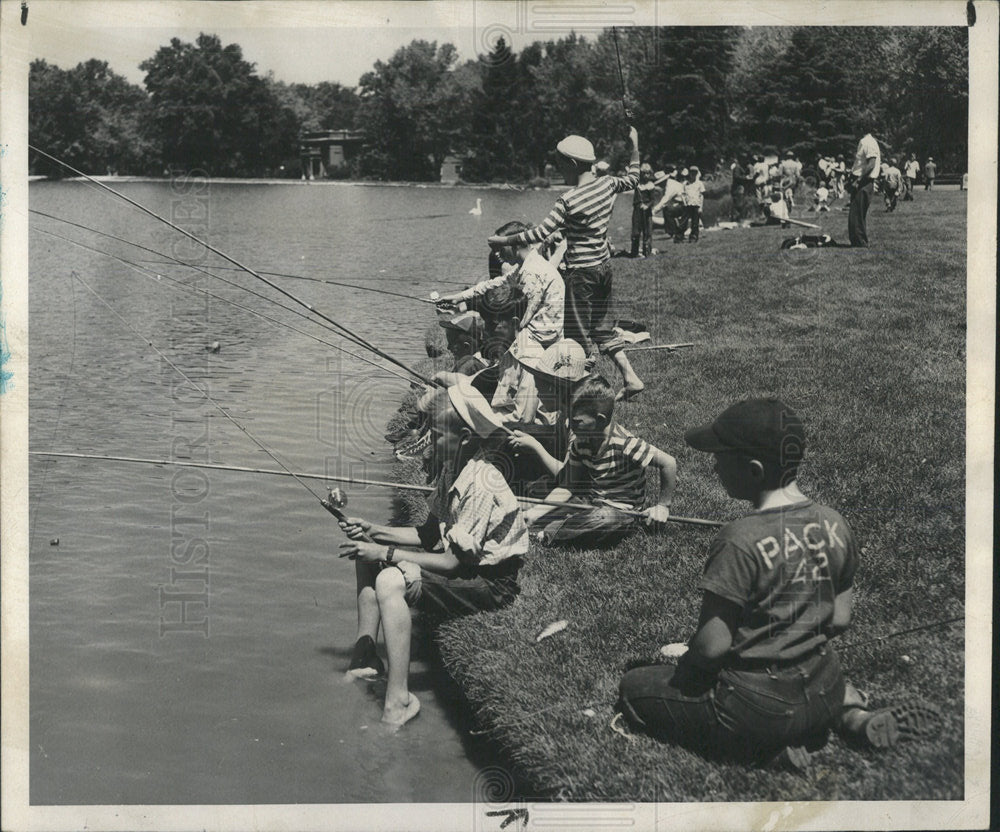 1949 Press Photo Denver Colorado City Park Fishing - Historic Images