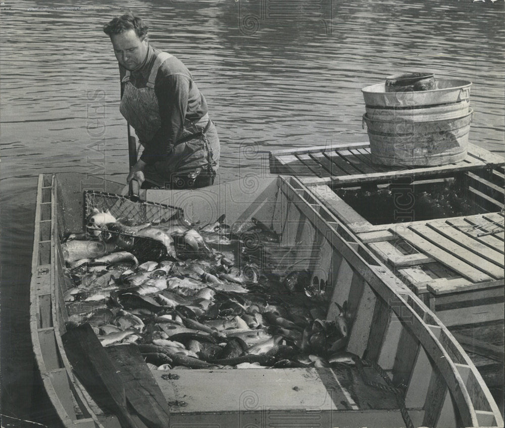 1940 Press Photo Denver City Park lake fishing catch - Historic Images