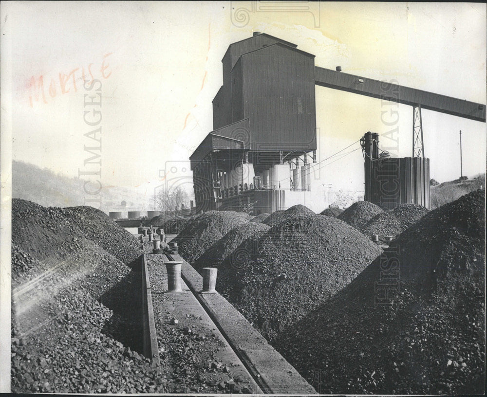 1946 Press Photo Charcoal Industry Machinery Associate - Historic Images