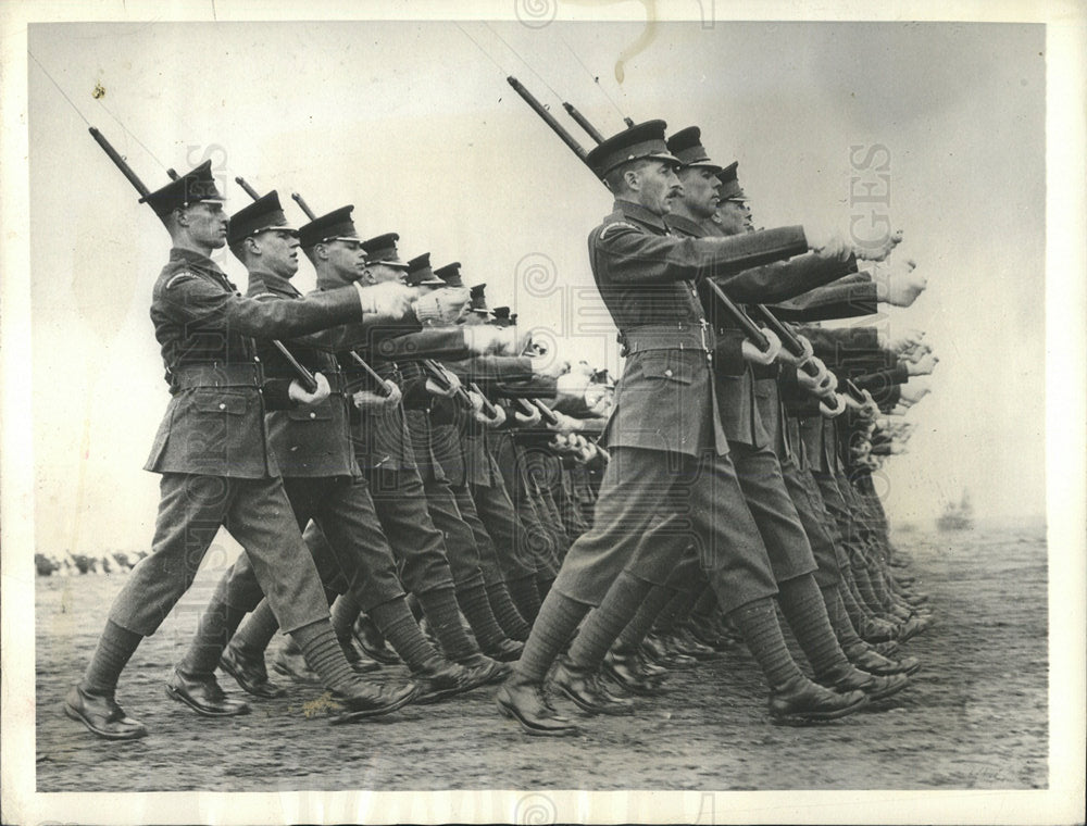 1935 Press Photo Britain Infantry Alder shot England - Historic Images