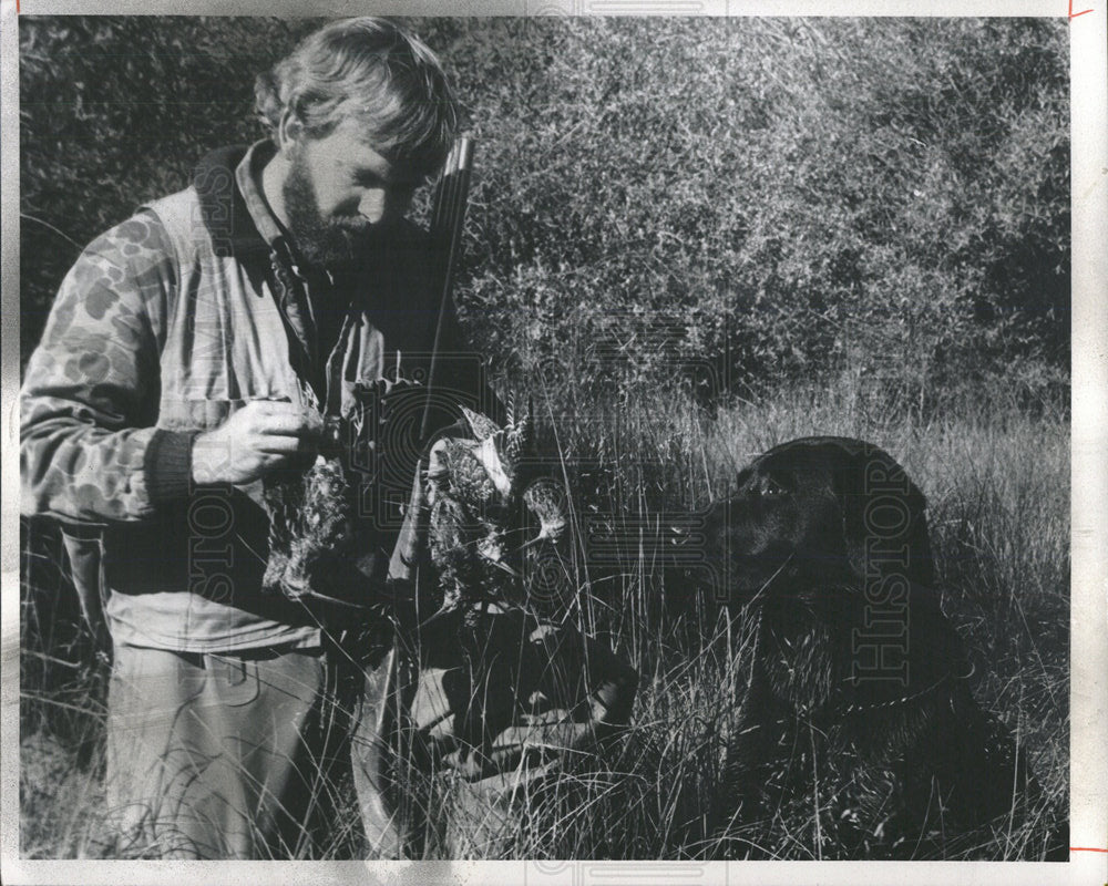 1979 Press Photo Snipe Holding Roger Miller Bag thicket - Historic Images