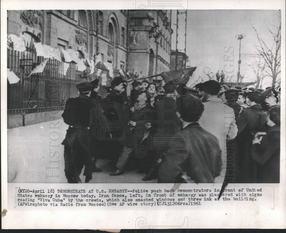 1961 Press Photo Demonstrate US Embassy Police Moscow - Historic Images