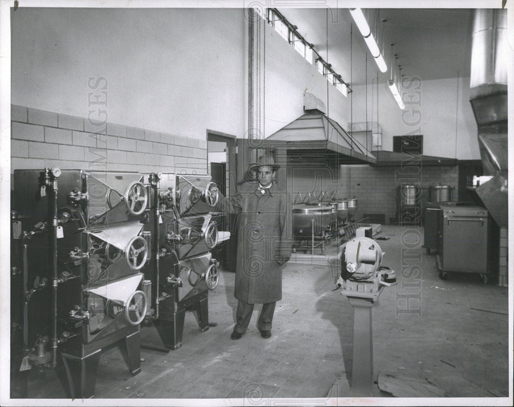 1955 Press Photo Jail Warden Gordon Dolliver Kitchen - Historic Images