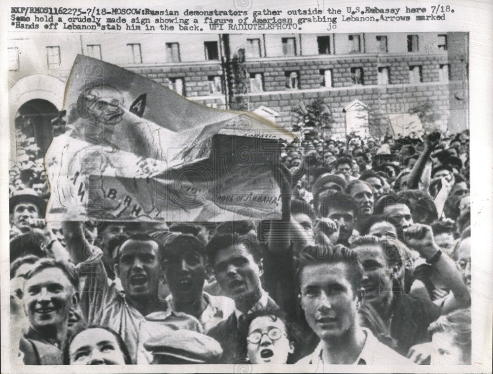 1958 Press Photo Russian Demonstrators US Embassy Crude - Historic Images