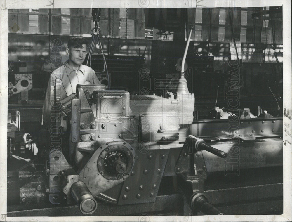 1946 Press Photo Stalingrad Tractor Factory Russia - Historic Images