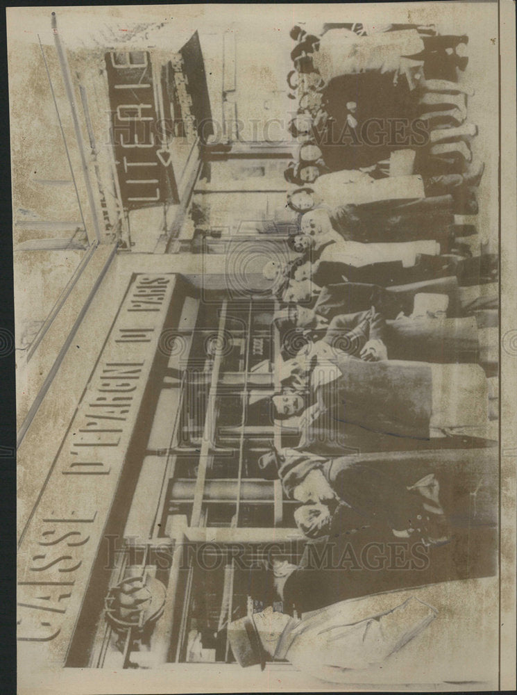 1968 Press Photo Parisians  Bank Labors Strike France - Historic Images