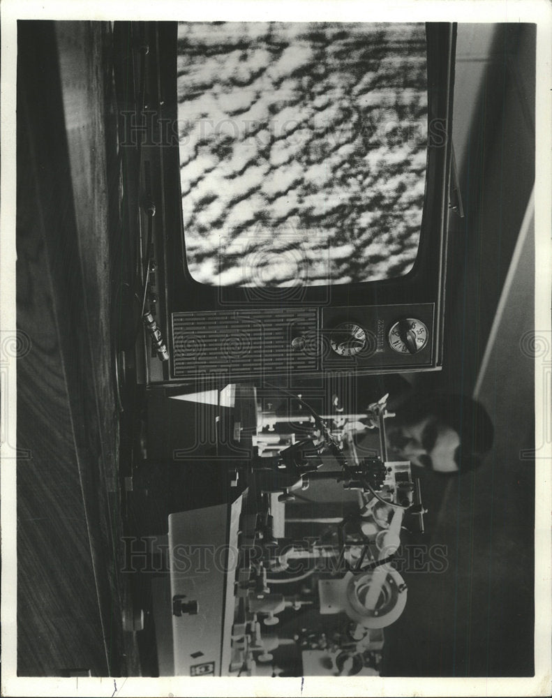 1940 Press Photo Microscope Zenith Radio Corporation - Historic Images