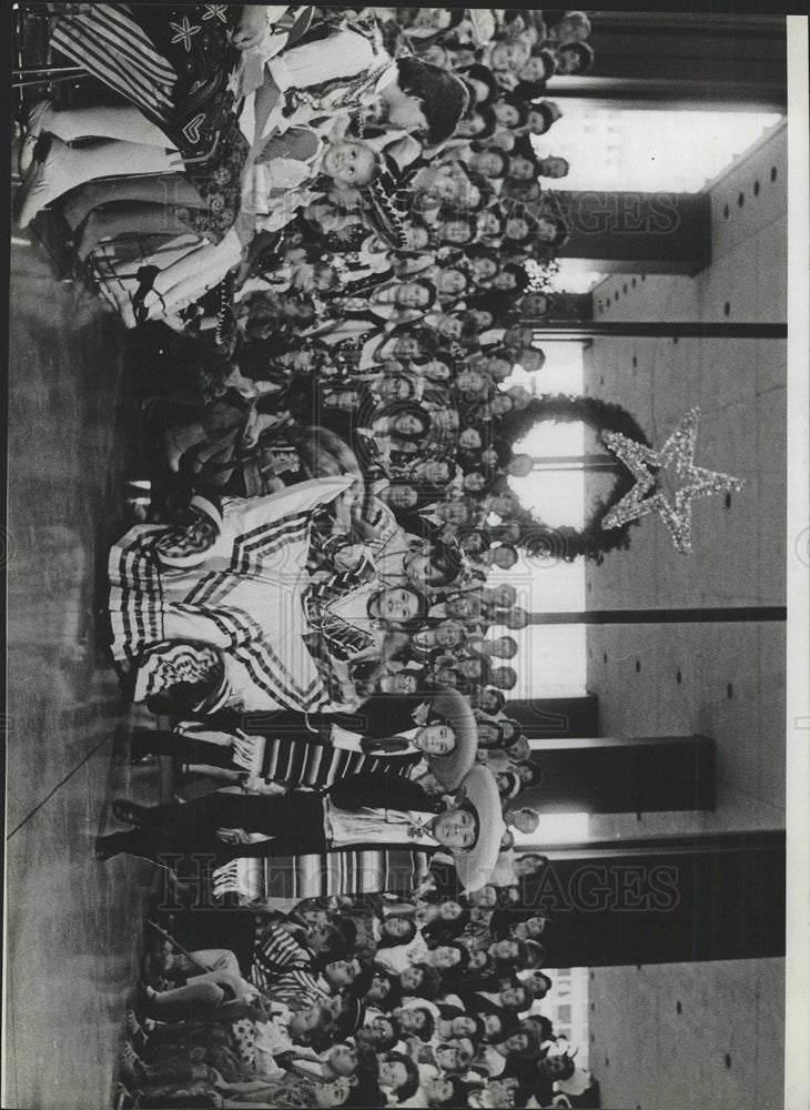 1985 Press Photo One Illinois Center Festival Dancers - Historic Images