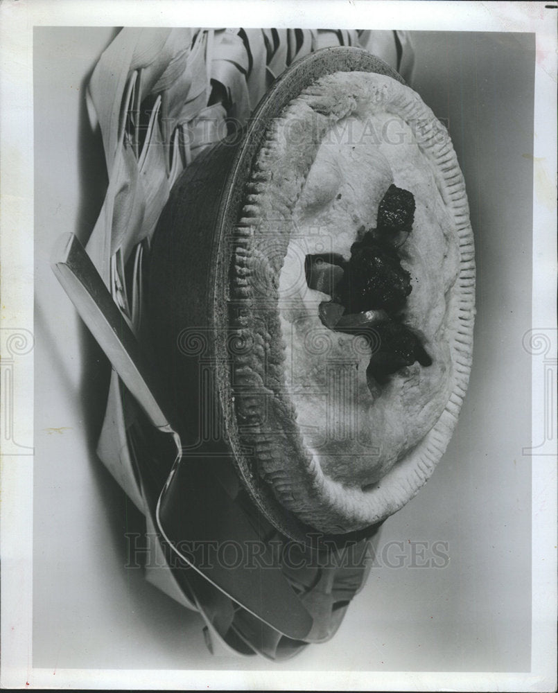 1982 Press Photo Casseroles Fish Fillets Mushroom Pecan - Historic Images