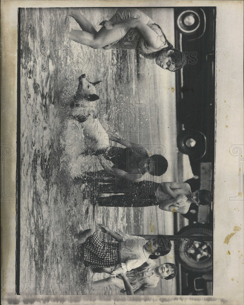 1975 Press Photo Water Tyrant Kids Dog Crew Turned - Historic Images